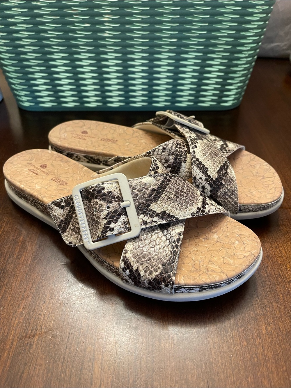 Clarks Cloudsteppers Step June Shell Slide Sandals SZ 8 Snakeskin - Picture 3 of 7
